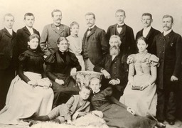 012-familie-1896_med