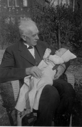 1945 3 säugling mit großvater